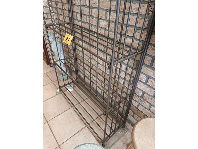 Lot 87 - metalen plantenrek - afbeelding 3 van  4