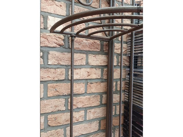 Lot 87 - metalen plantenrek - afbeelding 4 van  4