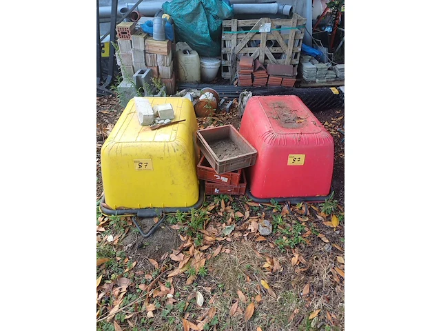 Lot 87 - mortelkuipen en stapelbakjes - afbeelding 1 van  3