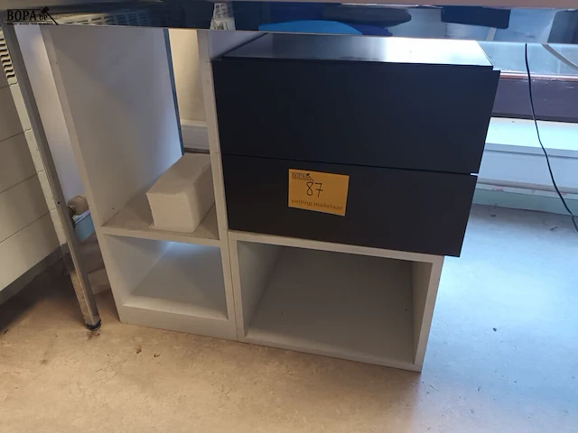 Lot 87 - vakkenkastje en ladekastje - afbeelding 1 van  3