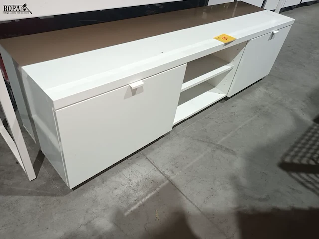 Lot 87 - witte gelakte lage kast - afbeelding 1 van  4