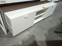 Lot 87 - witte gelakte lage kast - afbeelding 1 van  4