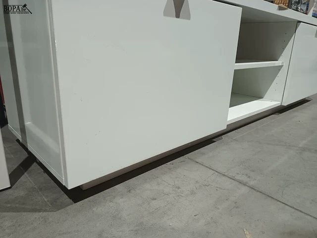 Lot 87 - witte gelakte lage kast - afbeelding 2 van  4