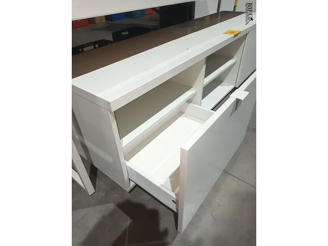 Lot 87 - witte gelakte lage kast - afbeelding 3 van  4