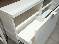 Lot 87 - witte gelakte lage kast - afbeelding 3 van  4