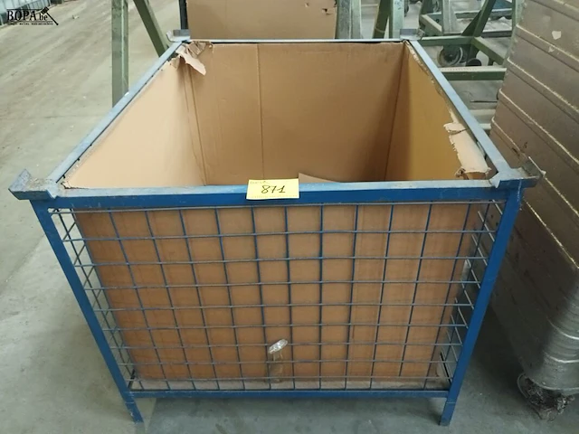 Lot 871 - metalen stapelbak met inhoud - afbeelding 1 van  5