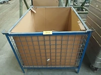 Lot 871 - metalen stapelbak met inhoud - afbeelding 1 van  5