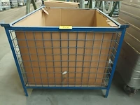 Lot 871 - metalen stapelbak met inhoud - afbeelding 2 van  5