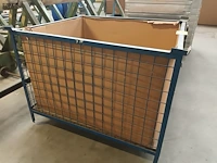 Lot 871 - metalen stapelbak met inhoud - afbeelding 3 van  5