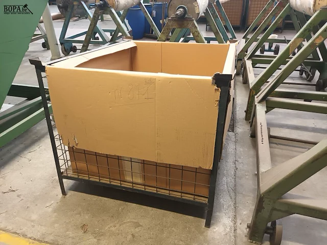 Lot 871 - metalen stapelbak met inhoud - afbeelding 4 van  5