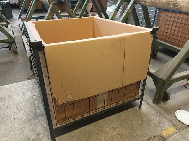 Lot 871 - metalen stapelbak met inhoud - afbeelding 5 van  5