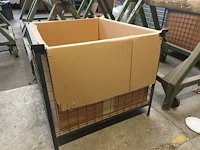 Lot 871 - metalen stapelbak met inhoud - afbeelding 5 van  5