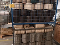 Lot 875 - metalen stapelbak met inhoud - afbeelding 1 van  4