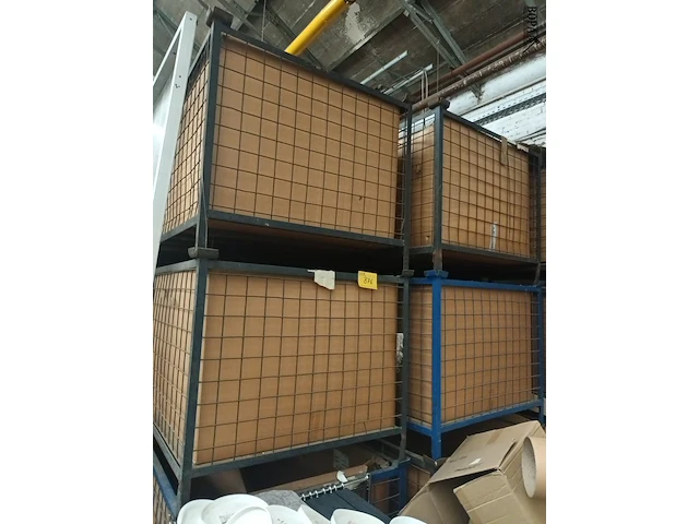 Lot 876 - metalen stapelbak met inhoud - afbeelding 1 van  3