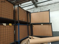 Lot 876 - metalen stapelbak met inhoud - afbeelding 2 van  3
