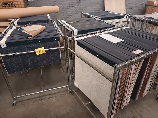 Lot 877 - kar met samples - afbeelding 1 van  3