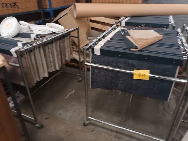 Lot 877 - kar met samples - afbeelding 2 van  3