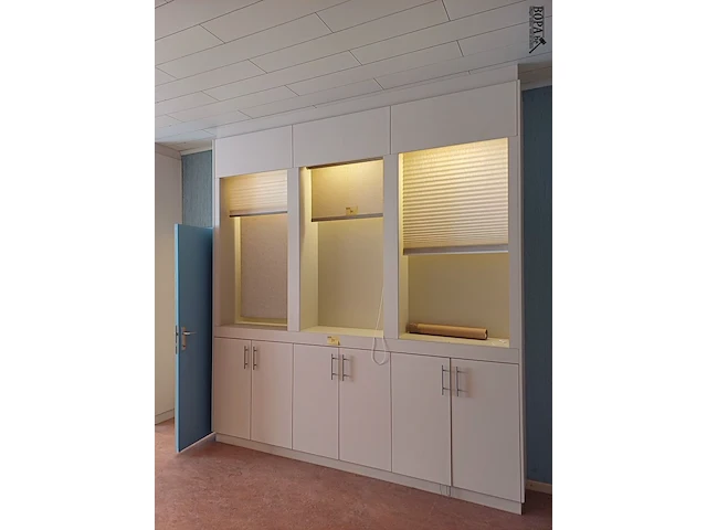 Lot 88 - inbouwkast(en) met inhoud - afbeelding 1 van  3
