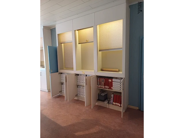 Lot 88 - inbouwkast(en) met inhoud - afbeelding 2 van  3