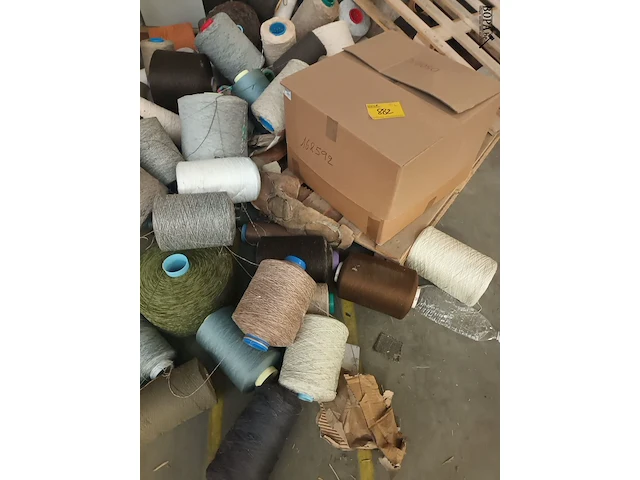 Lot 882 - losse bobijnen met garen - afbeelding 1 van  4