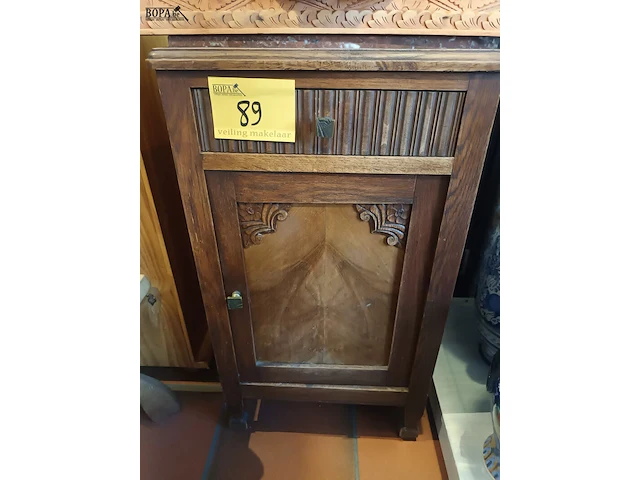 Lot 89 - art deco bijzetkastje - afbeelding 1 van  3
