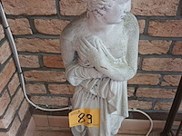 Lot 89 - betonnen tuinbeeld - afbeelding 1 van  3