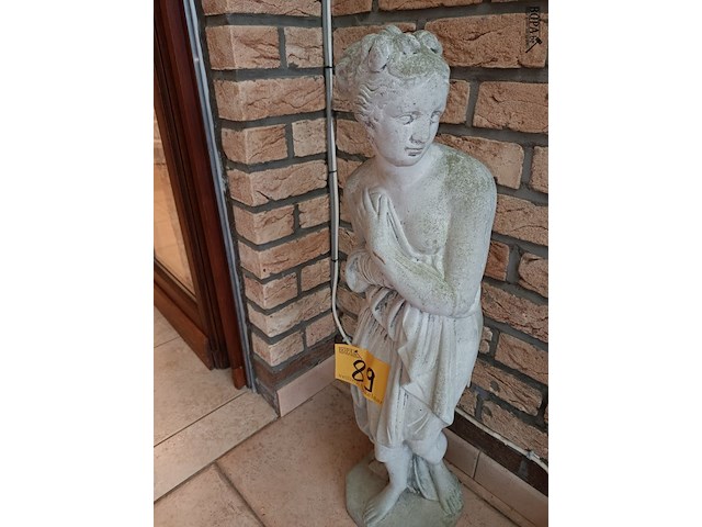 Lot 89 - betonnen tuinbeeld - afbeelding 2 van  3