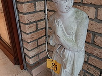 Lot 89 - betonnen tuinbeeld - afbeelding 2 van  3