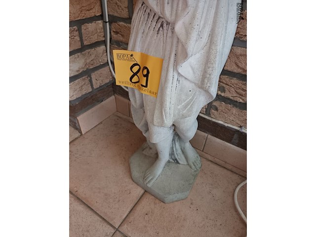 Lot 89 - betonnen tuinbeeld - afbeelding 3 van  3