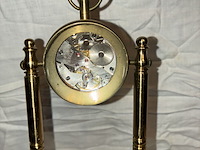 Lot 89 - glazen tafeluurwerk op bronzen voet met kompas, travertal sw - afbeelding 4 van  4