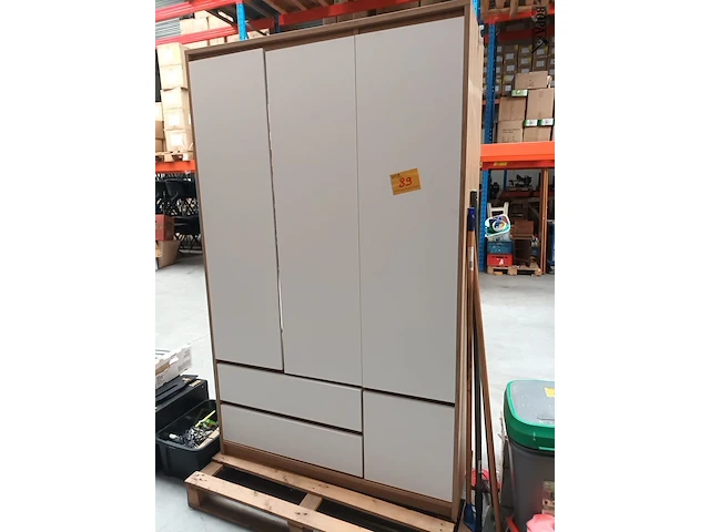 Lot 89 - kleerkast - afbeelding 1 van  4