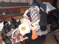 Lot 89 - lot kledij en schoenen - afbeelding 1 van  3