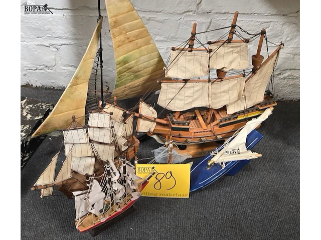 Lot 89 - lotje modelboten 4 stuks - afbeelding 1 van  3