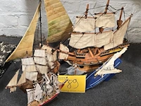 Lot 89 - lotje modelboten 4 stuks - afbeelding 1 van  3