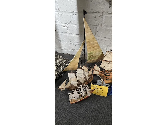Lot 89 - lotje modelboten 4 stuks - afbeelding 2 van  3