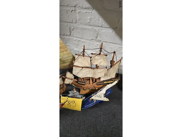 Lot 89 - lotje modelboten 4 stuks - afbeelding 3 van  3