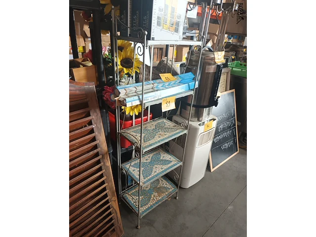 Lot 89 - metalen rekje met tegeltjes - afbeelding 2 van  4