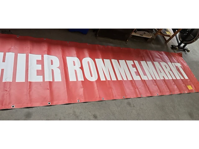 Lot 89 - reclame spandoek tekst 'dit weekend hier rommelmarkt' - afbeelding 4 van  4