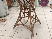 Lot 89 - rotan bijzettafel - afbeelding 1 van  3