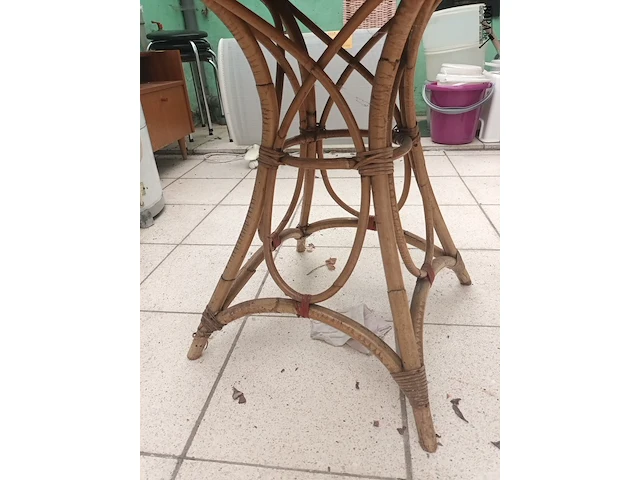 Lot 89 - rotan bijzettafel - afbeelding 2 van  3