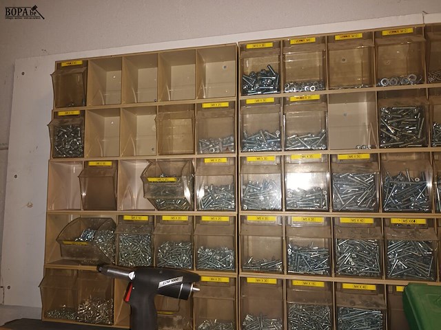 Lot 89 - sorteerbakken met materiaal - afbeelding 3 van  4