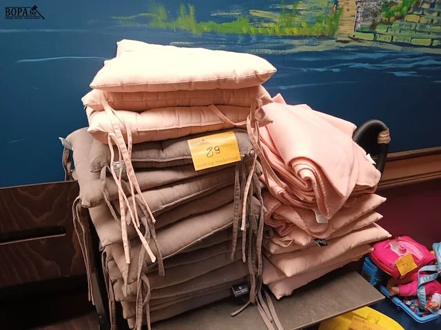 Lot 89 - zitkussens en fleece dekens. 26 stuks - afbeelding 1 van  4