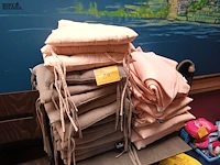Lot 89 - zitkussens en fleece dekens. 26 stuks - afbeelding 1 van  4