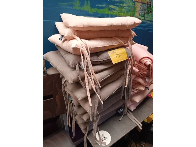 Lot 89 - zitkussens en fleece dekens. 26 stuks - afbeelding 2 van  4