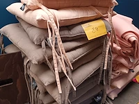 Lot 89 - zitkussens en fleece dekens. 26 stuks - afbeelding 2 van  4