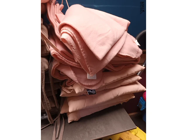 Lot 89 - zitkussens en fleece dekens. 26 stuks - afbeelding 3 van  4