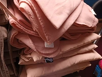 Lot 89 - zitkussens en fleece dekens. 26 stuks - afbeelding 3 van  4