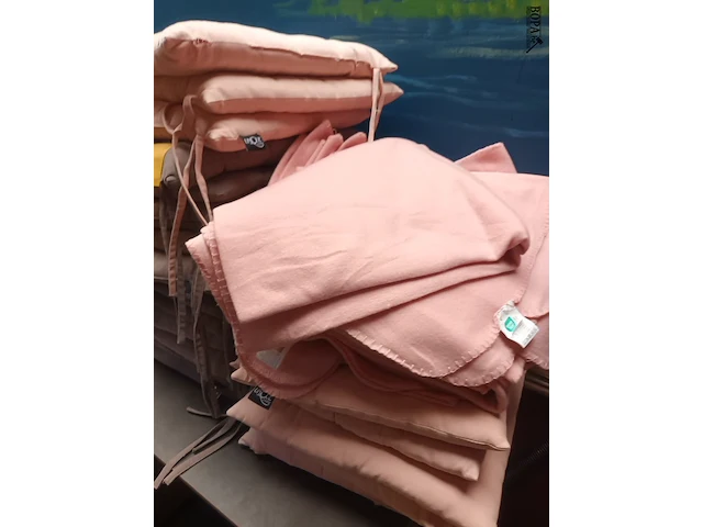 Lot 89 - zitkussens en fleece dekens. 26 stuks - afbeelding 4 van  4