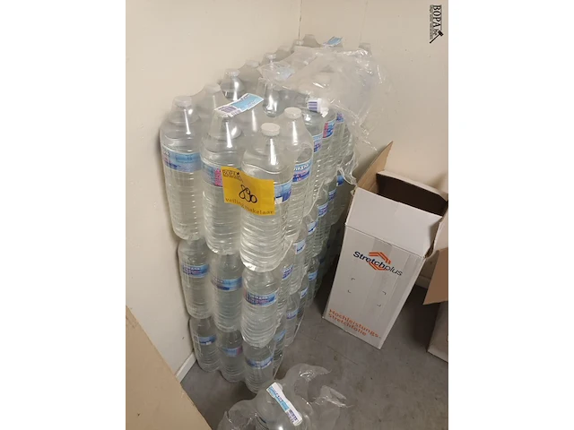 Lot 890 - flessen plat water. 75 stuks - afbeelding 1 van  2