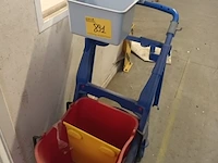 Lot 891 - schoonmaakwagen - afbeelding 1 van  2